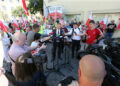 18.08.2025. Gorzów Wielkopolski. Działacz środowisk narodowych Robert Bąkiewicz przed siedzibą Prokuratury Okręgowej w Gorzowie Wielkopolskim / Fot. PAP - Lech Muszyński