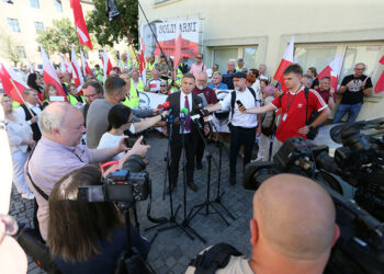 18.08.2025. Gorzów Wielkopolski. Działacz środowisk narodowych Robert Bąkiewicz przed siedzibą Prokuratury Okręgowej w Gorzowie Wielkopolskim / Fot. PAP - Lech Muszyński