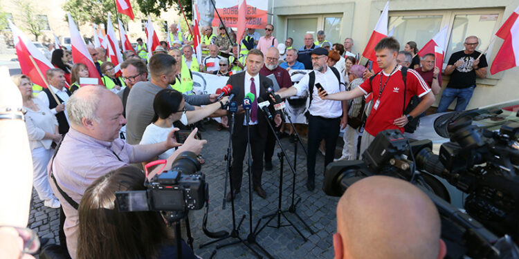 18.08.2025. Gorzów Wielkopolski. Działacz środowisk narodowych Robert Bąkiewicz przed siedzibą Prokuratury Okręgowej w Gorzowie Wielkopolskim / Fot. PAP - Lech Muszyński