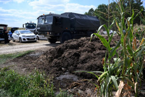 20.08.2025. Osiny. Służby zabezpieczają teren pola kukurydzy w miejscowości Osiny, na które spadł niezidentyfikowany obiekt. Obiekt, wg śledczych najprawdopodobniej dron wojskowy lub cywilny, spadł w nocy z wtorku na środę i eksplodował. Wskutek wybuchu w kilku domach powybijane zostały szyby. W zdarzeniu nikt nie ucierpiał. Z ustaleń wojska wynika, że w nocy z wtorku na środę nie doszło do naruszenia polskiej przestrzeni powietrznej / Fot. PAP - Wojtek Jargiło