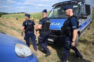 20.08.2025. Osiny. Służby zabezpieczają teren pola kukurydzy w miejscowości Osiny, na które spadł niezidentyfikowany obiekt. Obiekt, wg śledczych najprawdopodobniej dron wojskowy lub cywilny, spadł w nocy z wtorku na środę i eksplodował. Wskutek wybuchu w kilku domach powybijane zostały szyby. W zdarzeniu nikt nie ucierpiał. Z ustaleń wojska wynika, że w nocy z wtorku na środę nie doszło do naruszenia polskiej przestrzeni powietrznej / Fot. PAP - Wojtek Jargiło