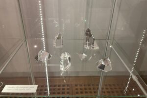 08.08.2025. Sandomierz. Muzeum Zamkowe w Sandomierzu. Wystawa biżuterii / Fot. Grażyna Szlęzak - Radio Kielce