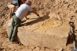Prace terenowe nad dokumentacją śladów w Kopcu. Na zdjęciu Piotr Szrek i Katarzyna Grygorczyk / Fot. A. Uchman; źródło: Państwowy Instytut Geologiczny - Państwowy Instytut Badawczy; grafika Jakub Zalewski