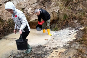 Osuszanie powierzchni ze śladami przed dokumentacją naukową / Fot. K. Grygorczyk; źródło: Państwowy Instytut Geologiczny - Państwowy Instytut Badawczy; grafika Jakub Zalewski