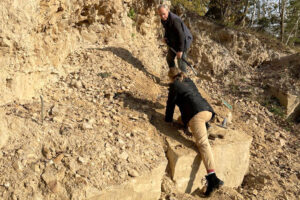 Prace terenowe nad dokumentacją śladów w Kopcu. Na zdjęciu Alfred Uchman i Katarzyna Grygorczyk / Fot. P. Szrek; źródło: Państwowy Instytut Geologiczny - Państwowy Instytut Badawczy; grafika Jakub Zalewski