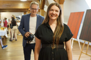 12.08.2025 Wernisaż malarstwa "Pasiak świętokrzyski" i fotografii Muzeum Wsi Kieleckiej autorstwa Karoliny Sideł-Kozieł oraz Grzegorza Sideł. / Fot. Aleksandra Kwaśniewska - Radio Kielce