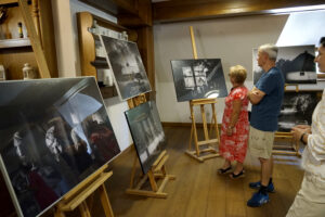 12.08.2025 Wernisaż malarstwa "Pasiak świętokrzyski" i fotografii Muzeum Wsi Kieleckiej autorstwa Karoliny Sideł-Kozieł oraz Grzegorza Sideł. / Fot. Aleksandra Kwaśniewska - Radio Kielce