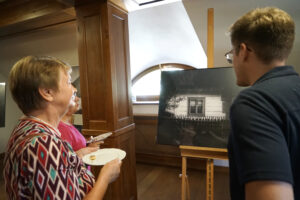 12.08.2025 Wernisaż malarstwa "Pasiak świętokrzyski" i fotografii Muzeum Wsi Kieleckiej autorstwa Karoliny Sideł-Kozieł oraz Grzegorza Sideł. / Fot. Aleksandra Kwaśniewska - Radio Kielce