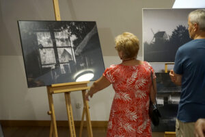 12.08.2025 Wernisaż malarstwa "Pasiak świętokrzyski" i fotografii Muzeum Wsi Kieleckiej autorstwa Karoliny Sideł-Kozieł oraz Grzegorza Sideł. / Fot. Aleksandra Kwaśniewska - Radio Kielce