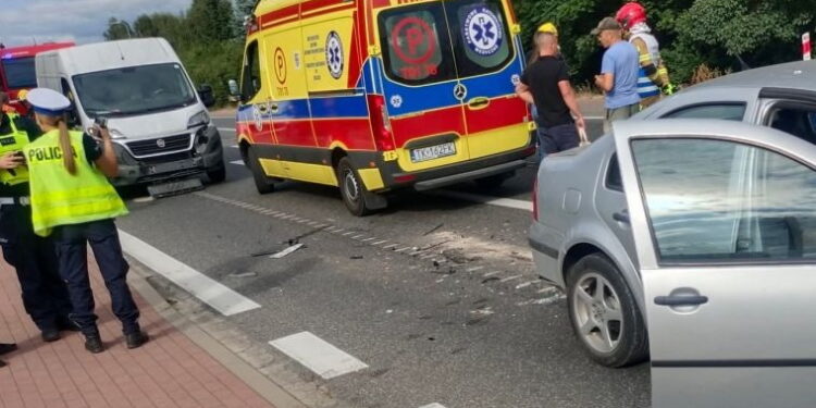 Zderzenie trzech pojazdów na drodze krajowej