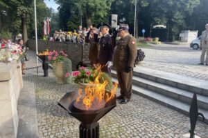 01.08.2025. Sandomierz. Pomnik 2. Pułku Piechoty Legionów i 4. Pułku Saperów Armii Krajowej. Uroczystości z okazji 81. rocznicy wybuchu powstania warszawskiego / Fot. Grażyna Szlęzak - Radio Kielce