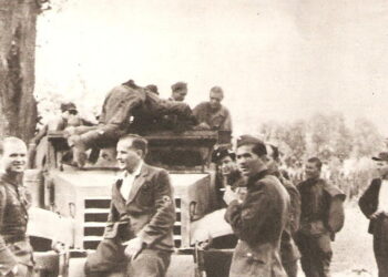 Sierpień 1944. Żołnierze batalionu "Nurta" Eugeniusza Kaszyńskiego spotykają sowiecki zwiad w miejscowości Bardo.  / Fot. ppor. cz. w. Feliks Konderko „Jerzy”, ze zbiorów Mariusza Baran-Barańskiego