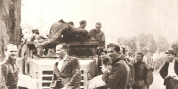 Sierpień 1944. Żołnierze batalionu "Nurta" Eugeniusza Kaszyńskiego spotykają sowiecki zwiad w miejscowości Bardo.  / Fot. ppor. cz. w. Feliks Konderko „Jerzy”, ze zbiorów Mariusza Baran-Barańskiego