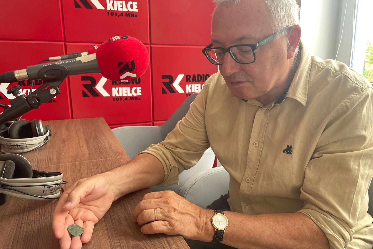 Najstarszy chrześcijański zabytek sakralny odkryty w okolicach Sandomierza - Radio Kielce Dr hab. Marek Florek pokazuje monetą znalezioną w Wojnowicach / Fot. Grażyna Szlęzak - Radio Kielce