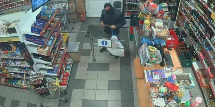 Sprawca rozboju z użyciem siekiery trafił do aresztu
