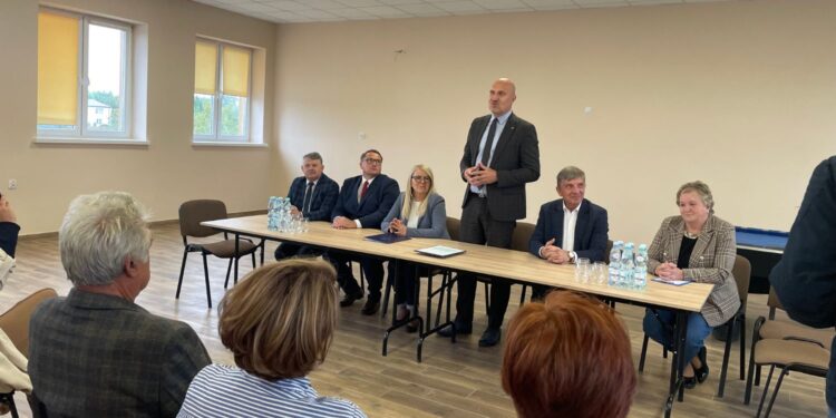 24.09.2025. Ciszyca. Podpisanie umowy na remont drogi wojewódzkiej / Fot. Grażyna Szlęzak -Wójcik - Radio Kielce