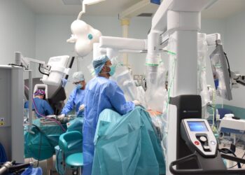 Specjaliści z ŚCO usunęli pacjentowi ogromnego guza