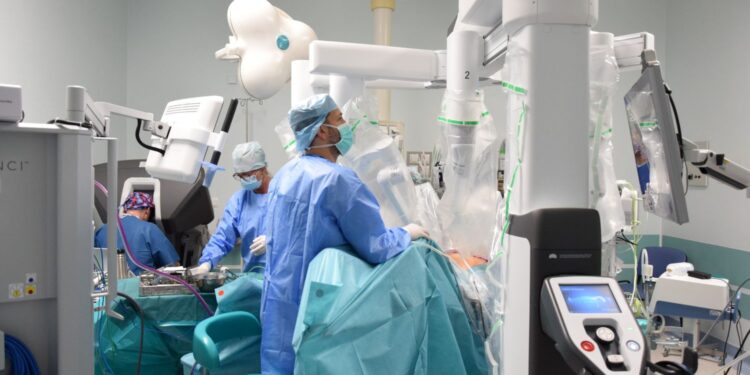 Specjaliści z ŚCO usunęli pacjentowi ogromnego guza