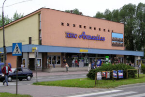 Kielce. Ulica Czarnowska. 11 czerwca 2004 r. Kino „Romantica” / źródło: fotopolska.eu