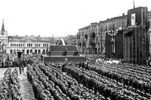 Kielce. Plac Wolności. 17 maja 1935 r. Uroczystości pogrzebowe Marszałka Piłsudskiego / źródło: fotopolska.eu