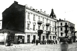 Kielce. Ulica Sienkiewicza. 1930 r. Cukiernia „Pszczółka” oraz kino-teatr „Czwartak” / źródło: fotopolska.eu
