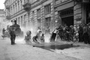 Kielce. Ulica Sienkiewicza. 1958 r. Układanie asfaltu / źródło: fotopolska.eu