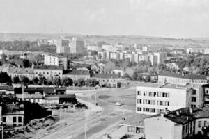 Kielce. Ulica Czarnowska. 1968 r. Rondo (obecnie Herlinga-Grudzińskiego). / Fot. Longin Ucig; źródło: fotopolska.eu