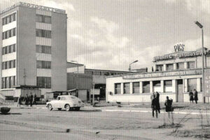 Kielce. Ulica Czarnowska. 1976 r. Budynek dworca autobusowego / źródło: facebook.com/KielceNaPrzestrzeniLat