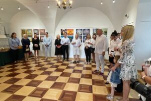 07.09.2025. Sandomierz. Urząd miejski. Sala ekspozycyjna. Wystawa „4” / Fot. Grażyna Szlęzak - Radio Kielce