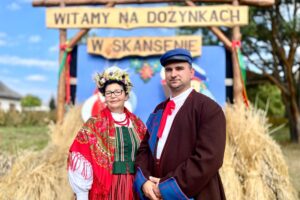 02.09.2025. Tokarnia. Park Etnograficzny. Konferencja dot. XXV Dożynek Wojewódzkich. Na zdjęciu: Starostowie XXV. Dożynek Wojewódzkich: Teresa Chwalińska i Grzegorz Hart / Fot. Dorota Klusek - Radio Kielce