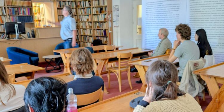 Kielce. Pedagogiczna Biblioteka Wojewódzka. O historii budynku, w którym dziś mieści się Pedagogiczna Biblioteka Wojewódzka opowiadał Dariusz Kalina / Fot. PBW