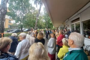 17.09.2025. Kielce. Ul. Żeromskiego. Otwarcie ogrodu przed klubem seniora „Wolna Strefa” / Fot. Piotr Sawa - Radio Kielce