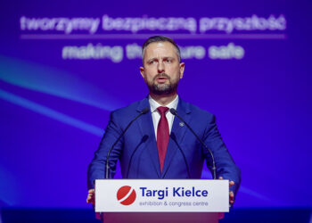 02.09.2025. Kielce Wicepremier, minister obrony narodowej Władysław Kosiniak-Kamysz przemawia podczas otwarcia XXXIII Międzynarodowego Salonu Przemysłu Obronnego / Fot. PAP/Adam Kumorowicz