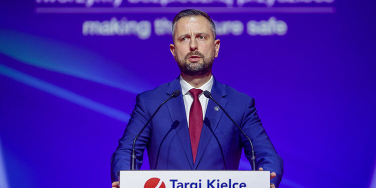 02.09.2025. Kielce Wicepremier, minister obrony narodowej Władysław Kosiniak-Kamysz przemawia podczas otwarcia XXXIII Międzynarodowego Salonu Przemysłu Obronnego / Fot. PAP/Adam Kumorowicz