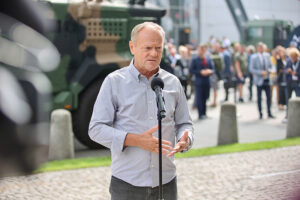 03.09.2025. Kielce. Premier Donald Tusk podczas wypowiedzi dla mediów w trakcie XXXIII Międzynarodowego Salonu Przemysłu Obronnego na terenie Centrum Kongresowego Targów Kielce w Kielcach / PAP/Adam Kumorowicz