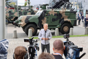 03.09.2025. Kielce. Premier Donald Tusk podczas wypowiedzi dla mediów w trakcie XXXIII Międzynarodowego Salonu Przemysłu Obronnego na terenie Centrum Kongresowego Targów Kielce w Kielcach / PAP/Adam Kumorowicz