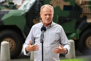 03.09.2025. Kielce. Premier Donald Tusk podczas wypowiedzi dla mediów w trakcie XXXIII Międzynarodowego Salonu Przemysłu Obronnego na terenie Centrum Kongresowego Targów Kielce w Kielcach / PAP/Adam Kumorowicz