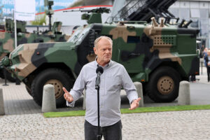 03.09.2025. Kielce. Premier Donald Tusk podczas wypowiedzi dla mediów w trakcie XXXIII Międzynarodowego Salonu Przemysłu Obronnego na terenie Centrum Kongresowego Targów Kielce w Kielcach / PAP/Adam Kumorowicz