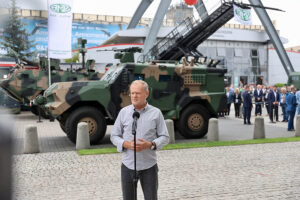 03.09.2025. Kielce. Premier Donald Tusk podczas wypowiedzi dla mediów w trakcie XXXIII Międzynarodowego Salonu Przemysłu Obronnego na terenie Centrum Kongresowego Targów Kielce w Kielcach / PAP/Adam Kumorowicz