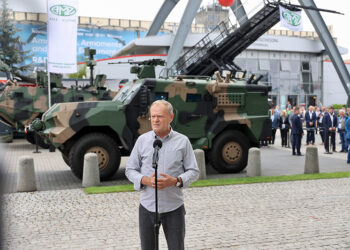 03.09.2025. Kielce. Premier Donald Tusk podczas wypowiedzi dla mediów w trakcie XXXIII Międzynarodowego Salonu Przemysłu Obronnego na terenie Centrum Kongresowego Targów Kielce w Kielcach / PAP/Adam Kumorowicz