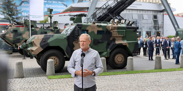 03.09.2025. Kielce. Premier Donald Tusk podczas wypowiedzi dla mediów w trakcie XXXIII Międzynarodowego Salonu Przemysłu Obronnego na terenie Centrum Kongresowego Targów Kielce w Kielcach / PAP/Adam Kumorowicz