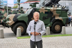 03.09.2025. Kielce. Premier Donald Tusk podczas wypowiedzi dla mediów w trakcie XXXIII Międzynarodowego Salonu Przemysłu Obronnego na terenie Centrum Kongresowego Targów Kielce w Kielcach / PAP/Adam Kumorowicz