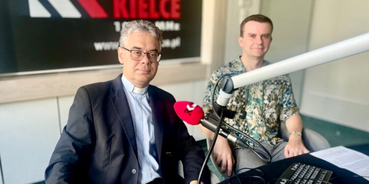 Na zdjęciu: Ks. Michał Olejarczyk – dyrektor V Międzynarodowego Festiwalu Muzyki Organowej i Kameralnej w Katedrze Kieleckiej, dr hab. Paweł Wróbel – koncertujący organista, dyrektor artystyczny wydarzenia / Fot. Dorota Klusek - Radio Kielce