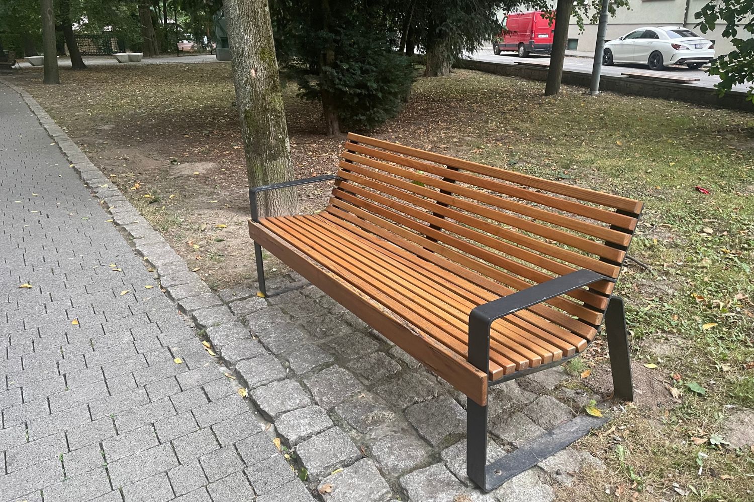 Autorzy powieści kryminalnych będą mieć swoje imienne ławki - Radio Kielce 10.09.2025. Sandomierz. Park Saski / Fot. Grażyna Szlęzak - Radio Kielce