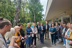 17.09.2025. Kielce. Ul. Żeromskiego. Otwarcie ogrodu przed klubem seniora „Wolna Strefa” / Fot. Piotr Sawa - Radio Kielce