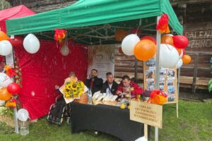 17.09.2025. Tokarnia. Park Etnograficzny. Spotkanie integracyjne Zakładów Aktywności Zawodowej / Fot. Iwona Murawska-Bujnowicz - Radio Kielce