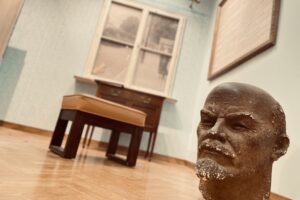 Muzeum Historii Kielc. Montaż wystawy „W szkolnej ławie. 300 lat najstarszej szkoły średniej w Kielcach” / Fot. Dorota Klusek - Radio Kielce