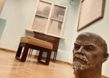 Muzeum Historii Kielc. Montaż wystawy „W szkolnej ławie. 300 lat najstarszej szkoły średniej w Kielcach” / Fot. Dorota Klusek - Radio Kielce