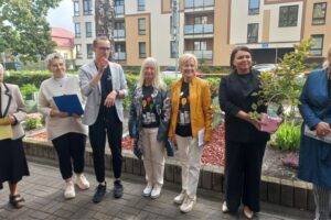 17.09.2025. Kielce. Ul. Żeromskiego. Otwarcie ogrodu przed klubem seniora „Wolna Strefa” / Fot. Piotr Sawa - Radio Kielce