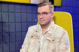Audycja „Dzień Dobry, to Ja! Rozmowy inne niż wszystkie w Radiu Kielce”. Muzyk Kuba Kowalski / Fot. Wiktor Taszłow - Radio Kielce